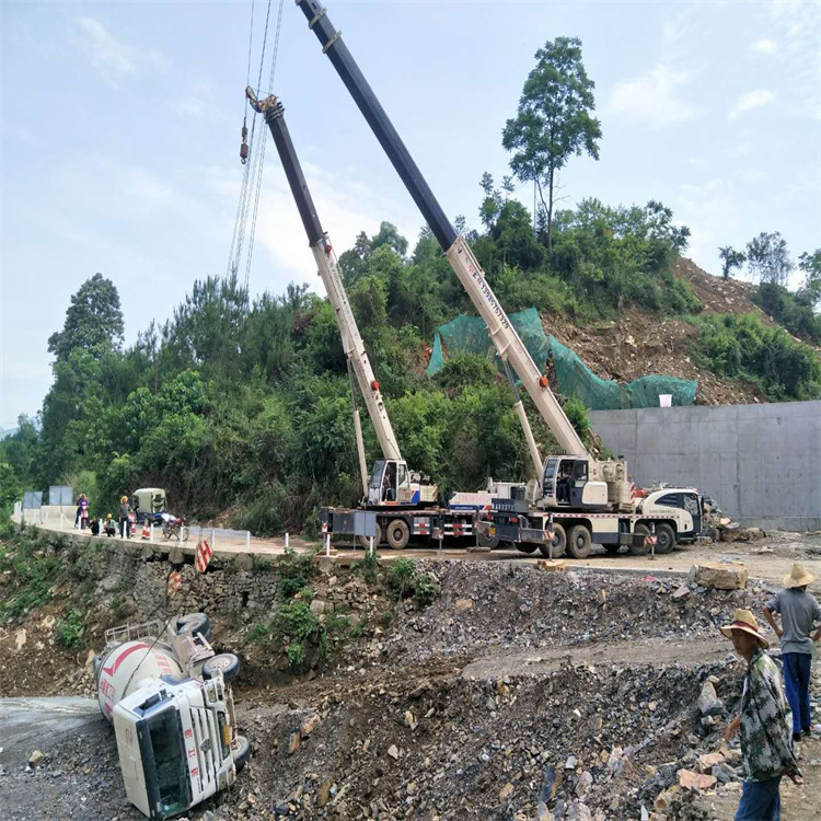 泰顺县汽车掉沟里叫吊车救援要多少钱